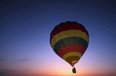Foto de Globo de aire caliente colorido que vuela sobre el cielo - Imagen libre de derechos