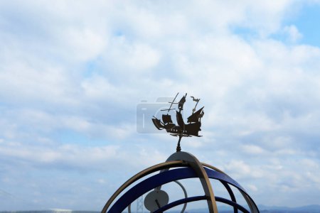 Téléchargez les photos : Image de Voyage Globe sur fond de ciel - en image libre de droit