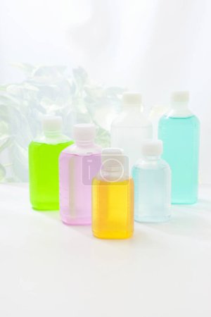 Foto de Botellas con productos para el cuidado del cuerpo en el fondo, de cerca - Imagen libre de derechos