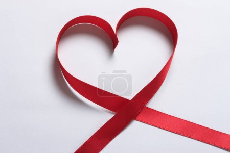 Téléchargez les photos : Ruban rouge coeur sur le fond blanc. - en image libre de droit