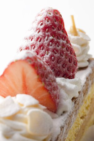 Foto de Vista de cerca de delicioso pastel de fresa dulce con crema - Imagen libre de derechos