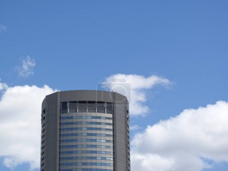 Téléchargez les photos : Vue à angle bas ou ville urbaine avec bâtiment moderne et fond bleu ciel - en image libre de droit