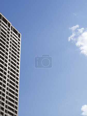 Foto de Vista de ángulo bajo o ciudad urbana con edificio moderno y fondo de cielo azul - Imagen libre de derechos
