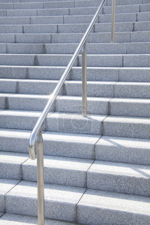 Téléchargez les photos : Escaliers métalliques de la ville moderne sur le fond - en image libre de droit