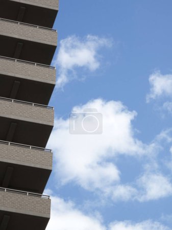 Foto de Vista de ángulo bajo o ciudad urbana con edificio moderno y fondo de cielo azul - Imagen libre de derechos