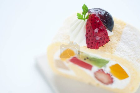 Téléchargez les photos : Gâteau aux fruits frais fait maison aux fraises - en image libre de droit