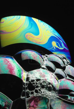 Téléchargez les photos : Fond abstrait avec des bulles colorées vives sur noir - en image libre de droit
