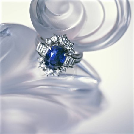 Foto de Primer plano de un anillo de joyería sobre fondo blanco - Imagen libre de derechos