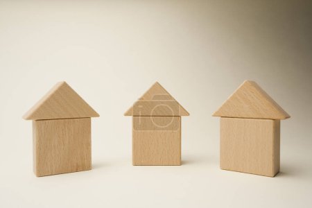 Foto de Vista de cerca de nuevas casas de madera. modelos de juguete pequeños - Imagen libre de derechos