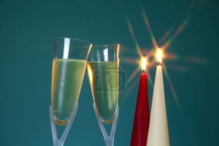 Foto de Copas de champán con velas encendidas, fiesta de año nuevo - Imagen libre de derechos
