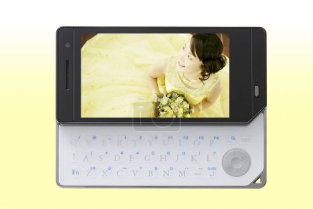 Foto de Tecnología y concepto de comunicación fondo de la pantalla del teléfono móvil con hermosa mujer asiática imagen - Imagen libre de derechos