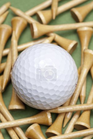 Téléchargez les photos : Vue rapprochée de la balle de golf et des tee-shirts - en image libre de droit