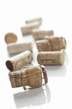 Téléchargez les photos : Bouchons de vin isolés sur fond blanc - en image libre de droit