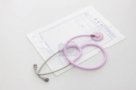 Dossier médical et stéthoscope rose