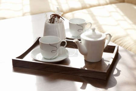 Foto de Set de ceremonia del té en tazas blancas en bandeja - Imagen libre de derechos