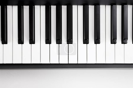 Foto de Teclado de piano blanco con fondo blanco. - Imagen libre de derechos