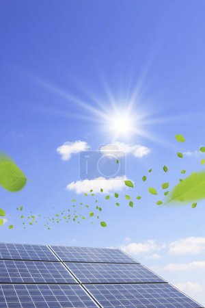 Foto de Concepto de energía verde con paneles solares y hojas en el cielo azul - Imagen libre de derechos