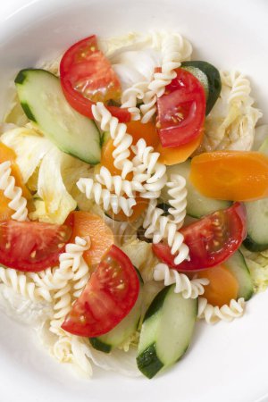 Téléchargez les photos : Salade de pâtes aux tomates, concombres et carottes - en image libre de droit