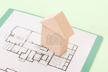 Foto de Planos con modelo de casa. inversión, concepto hipotecario - Imagen libre de derechos
