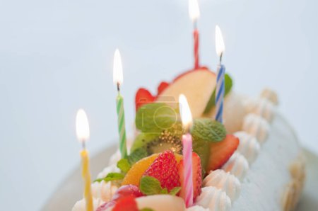Foto de Vista de cerca de delicioso pastel de cumpleaños con crema y frutas - Imagen libre de derechos