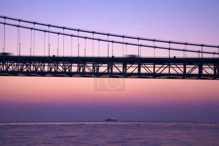 Téléchargez les photos : Vue pittoresque de la scène extérieure avec pont et coucher de soleil sur l'eau - en image libre de droit
