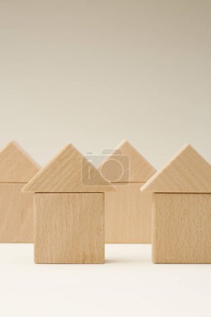 Téléchargez les photos : Vue rapprochée des nouvelles maisons en bois. petits modèles de jouets - en image libre de droit