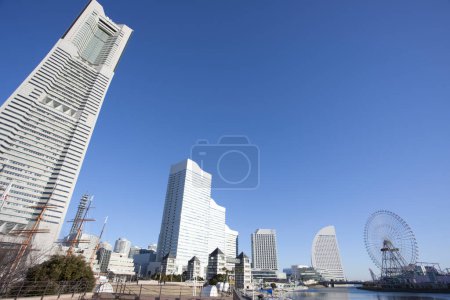 Téléchargez les photos : Bâtiments hauts et brillants à Tokyo sous un ciel bleu vif. - en image libre de droit