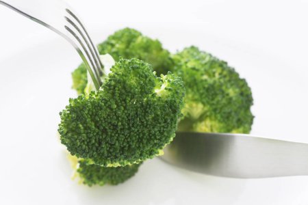 Foto de Comer brócoli con un tenedor - Imagen libre de derechos