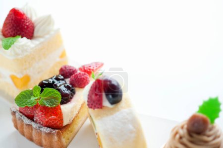 Téléchargez les photos : Divers délicieux gâteaux aux baies fraîches. desserts sucrés - en image libre de droit