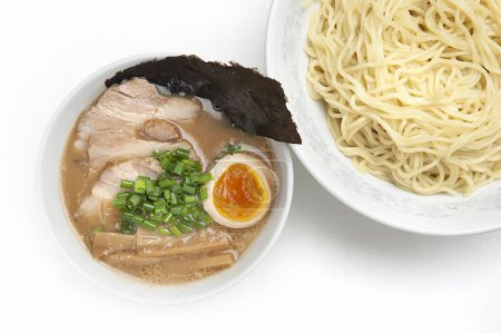 Téléchargez les photos : Vue du dessus du plat de ramen japonais fait avec du bouillon d'os de porc et des nouilles - en image libre de droit