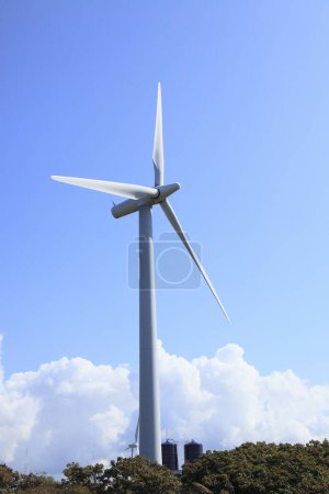 Foto de Turbina eólica con fondo de cielo azul. energía renovable - Imagen libre de derechos