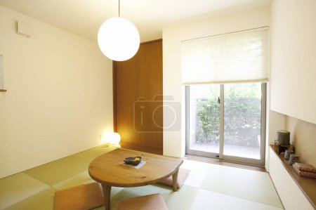 Téléchargez les photos : Design intérieur minimaliste du salon dans la maison japonaise moderne - en image libre de droit