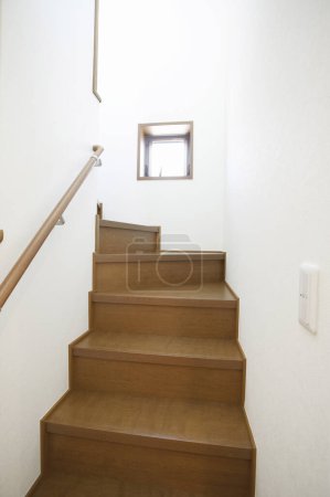 Téléchargez les photos : Escalier en bois à l'intérieur de la maison moderne - en image libre de droit