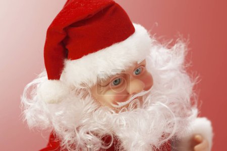Téléchargez les photos : Jolie poupée du Père Noël avec barbe blanche. Jouet de Noël - en image libre de droit
