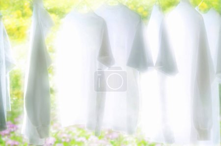verschwommener Hintergrund mit weißem Stoff und weichen weißen Baumwollblumen.