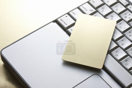 Foto de Ordenador portátil teclado con tarjeta de crédito de oro - Imagen libre de derechos