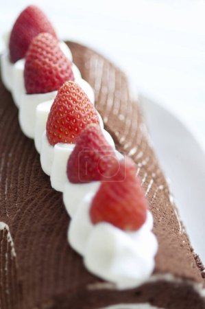 Foto de Delicioso pastel con fresas en el fondo - Imagen libre de derechos