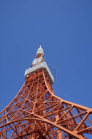 Foto de Tokyo Sky Tower sobre fondo azul del cielo - Imagen libre de derechos