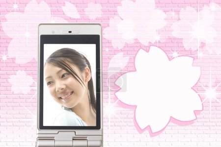 Téléchargez les photos : Écran de téléphone portable avec belle image de femme asiatique - en image libre de droit