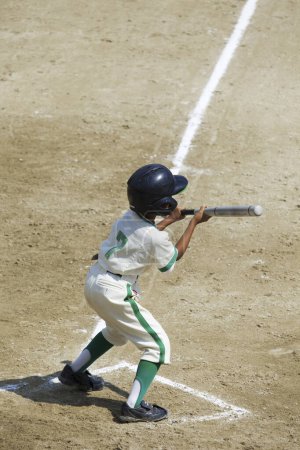 Téléchargez les photos : Garçon japonais jouant au baseball, petite ligue - en image libre de droit