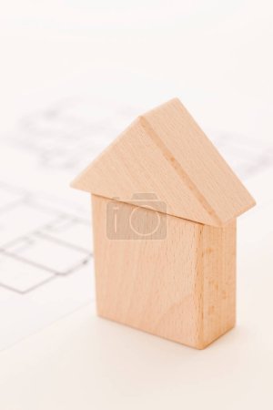 Téléchargez les photos : Plans avec modèle de maison. investissement, concept hypothécaire - en image libre de droit