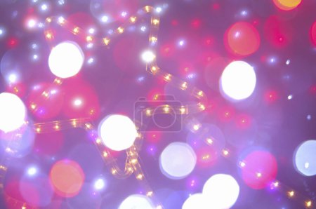 Téléchargez les photos : Fond abstrait de Noël. lumières bokeh festives lumineuses. - en image libre de droit