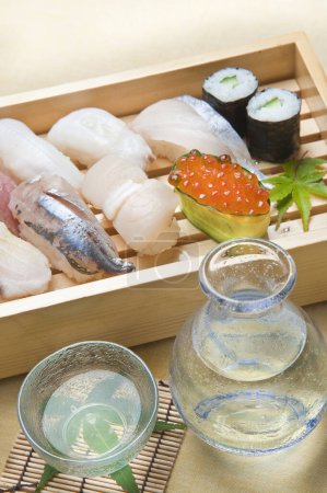 Téléchargez les photos : Une assiette de sushi et un verre de fond d'eau, gros plan - en image libre de droit