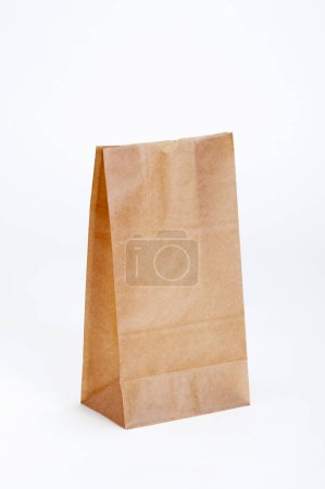 Téléchargez les photos : Vue rapprochée du sac en papier sur fond blanc - en image libre de droit