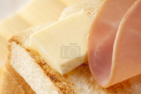 Téléchargez les photos : Pain et beurre au jambon sur assiette blanche - en image libre de droit