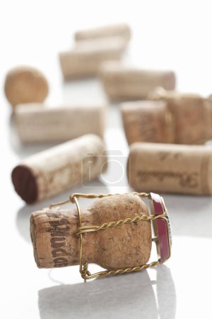Téléchargez les photos : Bouchons de vin isolés sur fond blanc - en image libre de droit
