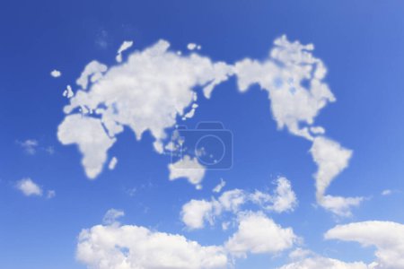 Foto de Nubes esponjosas en el cielo azul, fondo natural - Imagen libre de derechos