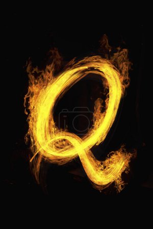 Foto de Letra Q hecha de fuego, alfabeto sobre fondo negro - Imagen libre de derechos