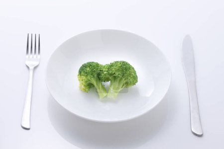 Téléchargez les photos : Brocoli frais sur plaque blanche sur fond blanc - en image libre de droit