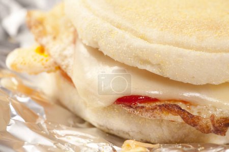 Foto de Cerrar - vista del delicioso pan de desayuno con huevo y jamón - Imagen libre de derechos